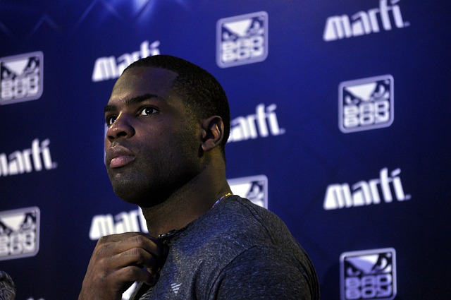 尤其是在手 尤其是在手